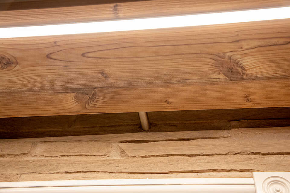 Schicke, in das Holz integrierte Beleuchtung